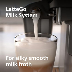 PHILIPS 3200 Series Kaffeevollautomat – 5 leckere Kaffeesorten, LatteGo Milchsystem, langlebiges Keramikmahlwerk, intuitives Touch-Display, glänzendes Schwarz (EP3241/54)