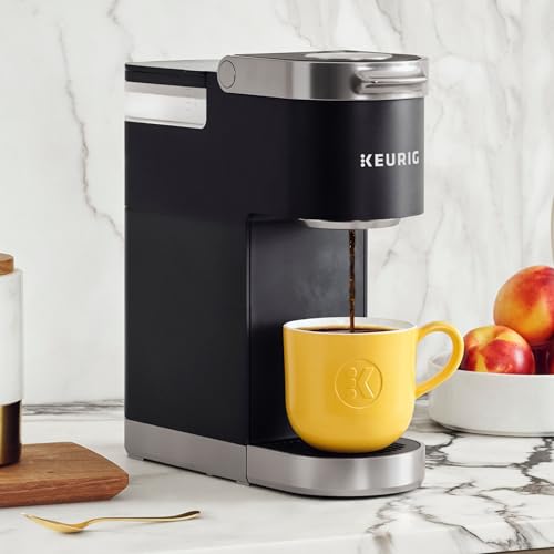 Keurig K-Mini Plus Einzelportions-K-Cup-Pad-Kaffeemaschine, mit Brühgröße von 6 bis 12 oz, fasst bis zu 9 K-Cup-Pads, Reisebecher-freundlich, Mattschwarz