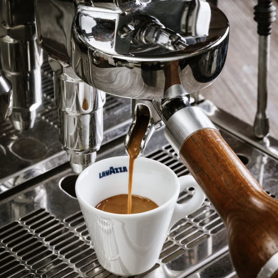 Lavazza Gold Selection Kaffeemischung aus ganzen Bohnen, helle Röstung, 1 kg Beutel, Premium-Qualität, in Italien gemischt und geröstet, gut ausgewogen, aromatische Mischung mit Noten von Honig und Mandeln