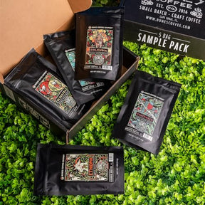 Bones Coffee Company World Tour Probepaket-Geschenkset, mittelstark gerösteter Kaffee aus ganzen Bohnen, aromatisierte Kaffeebohnen mit niedrigem Säuregehalt (4 oz, 5er-Pack)