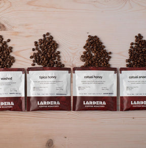 Probieren Sie eine Auswahl frischer Bohnen von Lardera Coffee Roasters: 4 x 2oz Stickstoff-gespülte Beutel = 8 Unzen frischer Kaffee