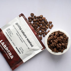 Probieren Sie eine Auswahl frischer Bohnen von Lardera Coffee Roasters: 4 x 2oz Stickstoff-gespülte Beutel = 8 Unzen frischer Kaffee