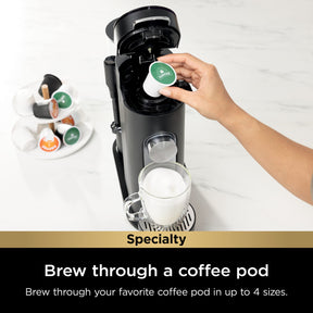 Ninja Pod &amp; Grounds Spezial-Einzelportionskaffeemaschine, K-Cup-Pad-kompatibel, brüht gemahlenen Kaffee, kompaktes Design, integrierter Milchaufschäumer, 56-oz.-Tank, Größen für 6-oz.-Tassen bis 24-oz.-Becher, schwarz, PB051