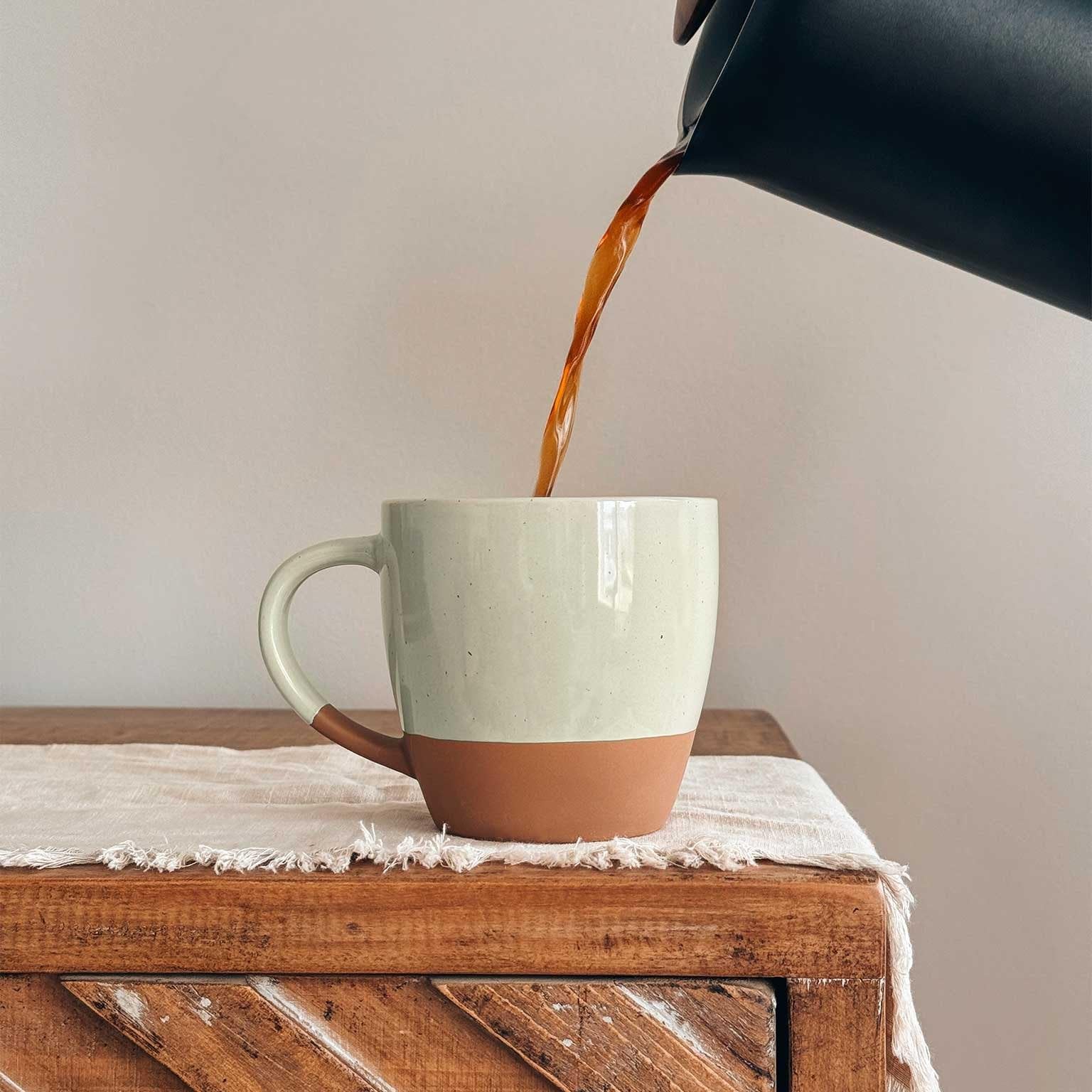 Mora Keramik-Latte-Becher, 4er-Set, 473 ml, mikrowellengeeignet, Porzellan-Kaffeetassen mit großem Henkel, moderner, unkonventioneller Stil für jede Küche, mikrowellengeeignetes Steingut, verschiedene neutrale Farben