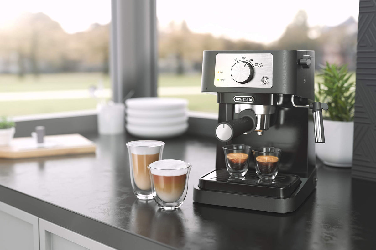 De'Longhi Stilosa 手動エスプレッソマシン、ラテ&amp;カプチーノメーカー、15バールポンプ圧力+ミルク泡立て器スチームワンド、ブラック/ステンレス、EC260BK、13.5 x 8.07 x 11.22インチ