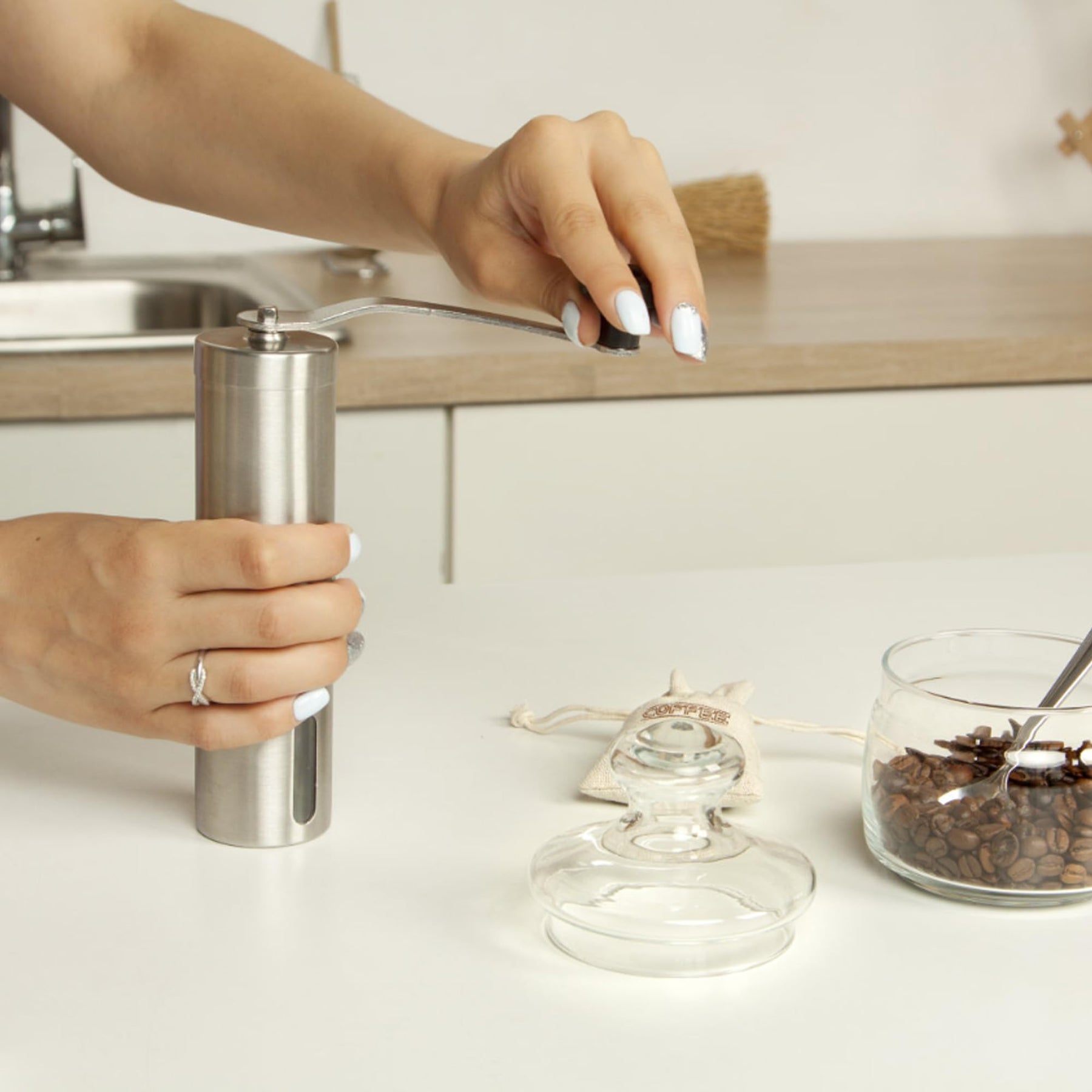 Manuelle Kaffeemühle – Tragbare Handkaffeemühle für Espresso und French Press, verstellbare Kaffeemühle mit Keramikmahlwerk für unterwegs, zu Hause und beim Camping, perfekt für Anfänger und Kaffeeliebhaber