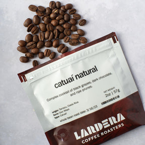 Probieren Sie eine Auswahl frischer Bohnen von Lardera Coffee Roasters: 4 x 2oz Stickstoff-gespülte Beutel = 8 Unzen frischer Kaffee