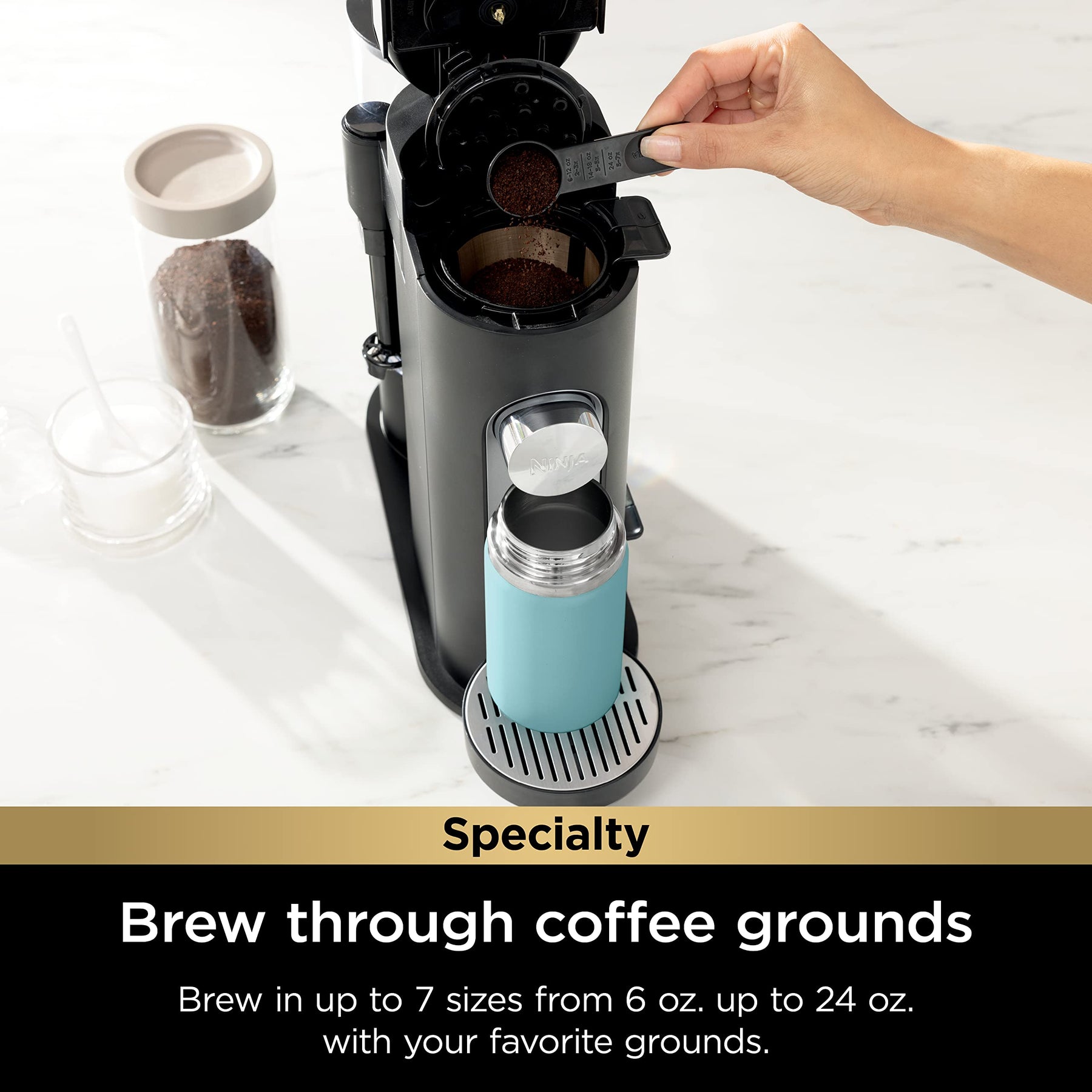 Ninja Pod &amp; Grounds Spezial-Einzelportionskaffeemaschine, K-Cup-Pad-kompatibel, brüht gemahlenen Kaffee, kompaktes Design, integrierter Milchaufschäumer, 56-oz.-Tank, Größen für 6-oz.-Tassen bis 24-oz.-Becher, schwarz, PB051